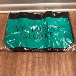 VS Green & Blue Tote (see Bobby Pin for reference)